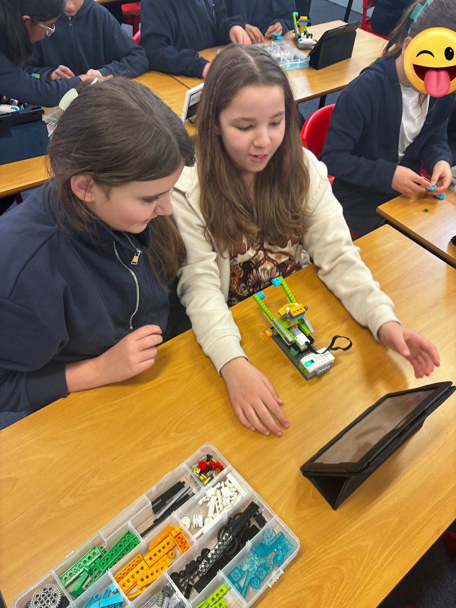 CTKLeicester's tweet photo. The children are absolutely loving the workshop! #JuniorSTEM https://t.co/jgvpiOHFWN