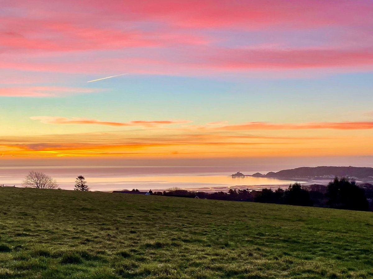 ClyneFarmCentre's tweet photo. FLASH SALE! 💥 3 NIGHTS FOR THE PRICE OF 2 - THIS WEEKEND.
Stay Fri 22nd to Mon 25th March and only pay for 2 nights. Wake up to this gorgeous sunrise view over #Swansea Bay!
Choice of 9 beautiful #SelfCateringCottages! #LastMinute #CheapHoliday
BOOK: https://t.co/eCQQkpExOM https://t.co/RH9Bks0X78