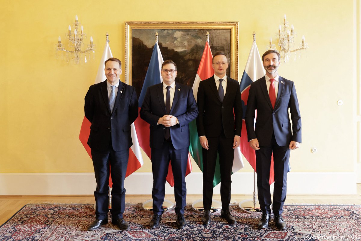 Rozpoczęło się spotkanie ministrów spraw zagranicznych Grupy Wyszehradzkiej. Min. @sikorskiradek wraz ze swoimi odpowiednikami 🇨🇿 @JanLipavsky, 🇸🇰 Jurajem Blanárem oraz 🇭🇺 Peterem Szijjártó rozmawiać będą między innymi o prezydencji Polski w #V4 oraz rozszerzeniu 🇪🇺. 🇵🇱🇨🇿🇸🇰🇭🇺