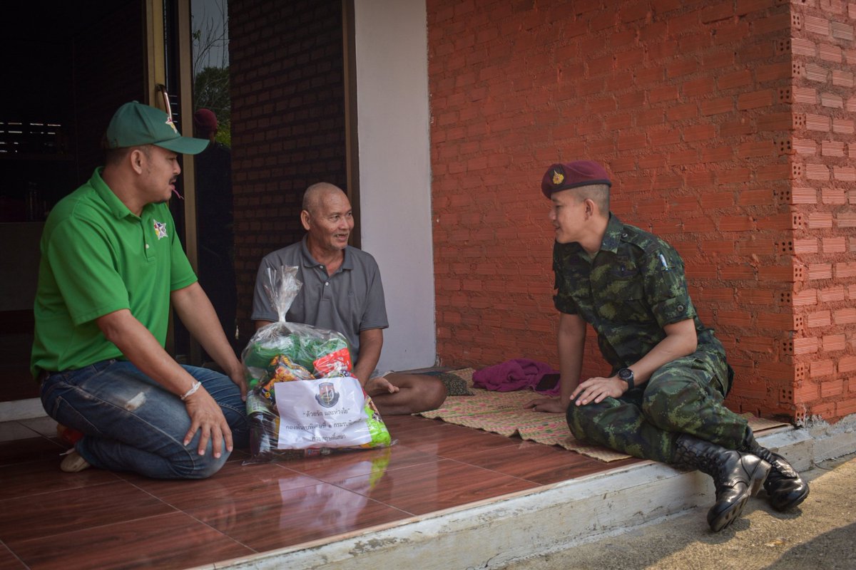 sai5SF4001's tweet photo. ด้วยรัก และห่วงใย
💂ชุดปฏิบัติการกิจการพลเรือน (กองพันประจำอำเภอ) กองพันรบพิเศษที่ 1 กรมรบพิเศษที่ 4  พร้อมผู้นำชุมชน ร่วมมอบถุงยังชีพเครื่องอุปโภค-บริโภค ให้กับผู้พิการ จำนวน 2 ครัวเรือน ตามนโยบายกองทัพบก ในการช่วยเหลือประชาชนในทุกโอกาส ณ ม.9 บ.ดงเย็น ต.ไทรงาม อ.ไทรงาม จว.ก.พ. https://t.co/gTbH9XnnVy