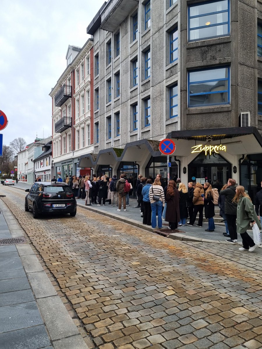 Henrik W. Horjen (@henrikhorjen) on Twitter photo Køen inn til Salmon Citys åpningsforedrag på dag 2 er 100m lang. Vanvittig interesse blant studentene for å høre <a href="/KrHoaas/">Krister Hoaas</a> & co. snakke om fisk 🐟🐟 Køen inn til Salmon Citys åpningsforedrag på dag 2 er 100m lang. Vanvittig interesse blant studentene for å høre <a href="/KrHoaas/">Krister Hoaas</a> & co. snakke om fisk 🐟🐟