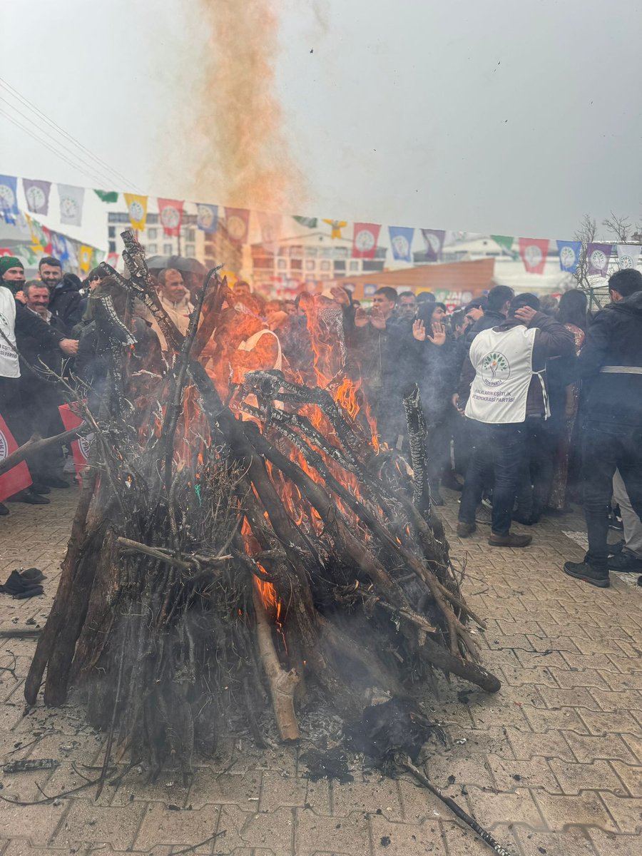 Berxwedana gelê KURT Newroz,
Newroz cejn e,
Ew hêvî ye,
Newroz Hêviya Azadiyê Zêde dike

Newroz pîroz be…

Bi Hêviya Jiyana Azad li Welatên Azad, Rojen Azad..
Newruz pîroz be