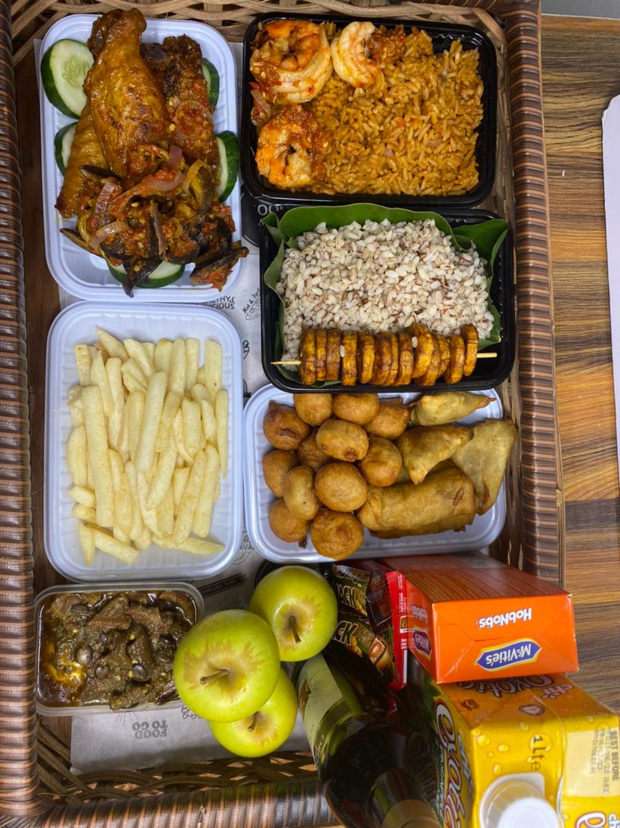 Loads of Yummies in a Tray 😋🎁
Jollof Rice
Ofada Rice
Ofada Sauce
Yam Fries
Plantain
Apples
Turkey
Snail
Prawns
Wine
Juice
Biscuits
Chocolate
Samosa
Springroll
Puffpuff
.
.
Price: N50,000
.
.
Location: Ojodu Berger, Lagos