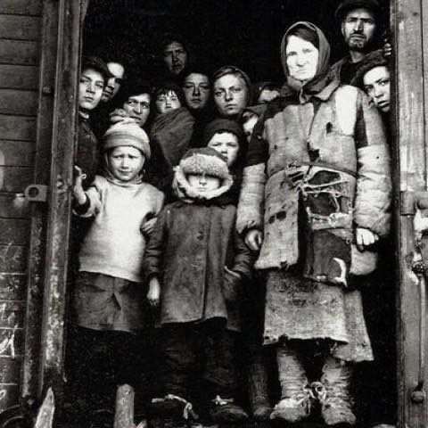 W nocy z 12 na 13 IV 1940 #NKWD przeprowadziło drugą masową deportację ludności polskiej w głąb #ZSRR. Wywieziono łącznie około 61 tys. osób. Ofiarami #deportacje były rodziny rozstrzeliwanych w tym samym czasie polskich jeńców wojennych oraz osób więzionych przez NKWD.