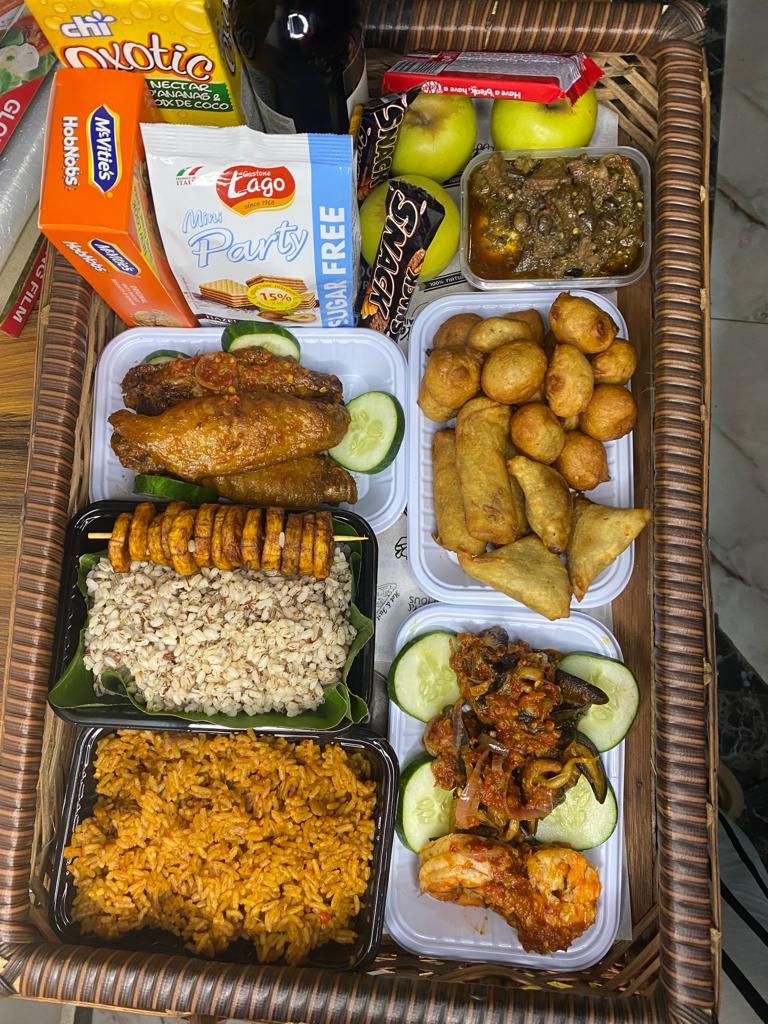 Premium Meals Only ✅✅✅✅
Jollof Rice
Ofada Rice
Ofada Sauce
Plantain
Apples
Turkey
Snail
Prawns
Wine
Juice
Biscuits
Chocolate
Samosa
Springroll
Puffpuff
.
.
Price: N45,000
.
.
Location: Ojodu Berger, Lagos