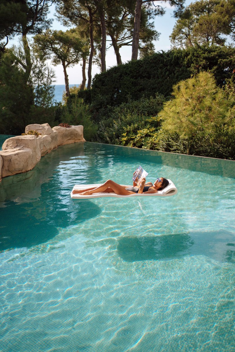 FSCapFerrat's tweet image. Daydream between sea and sky from our Pool Suites. 💙💫