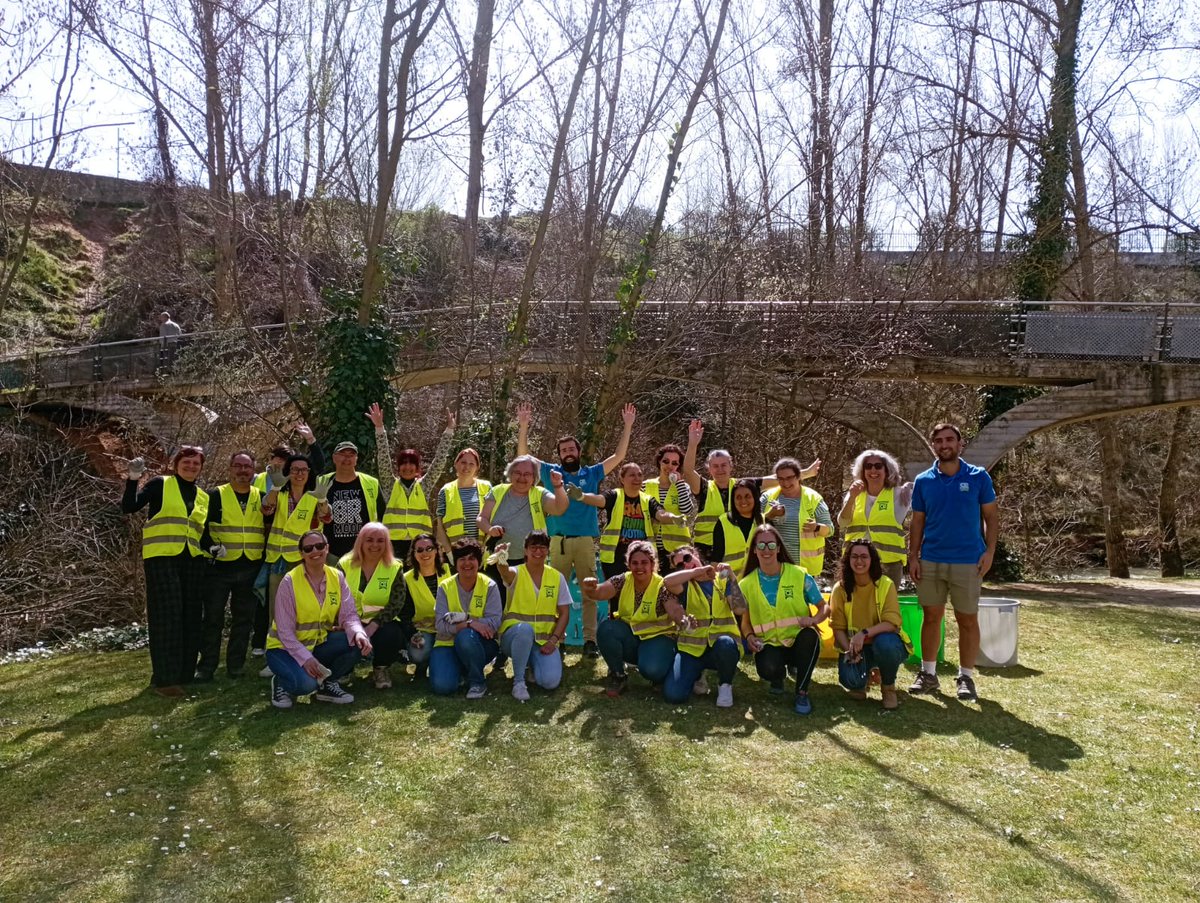 fundacionO2's tweet photo. #ArandadeDuero
#Burgos
Voluntariado ambiental en el río Arandilla, para ver la salud del río y limpieza de residuos con un grupo de mujeres de Santa Catalina con el Ayuntamiento de Aranda de Duero.
@mitecogob #csirios #MicroplasticosMacrobasura https://t.co/xMxygV6Z9m