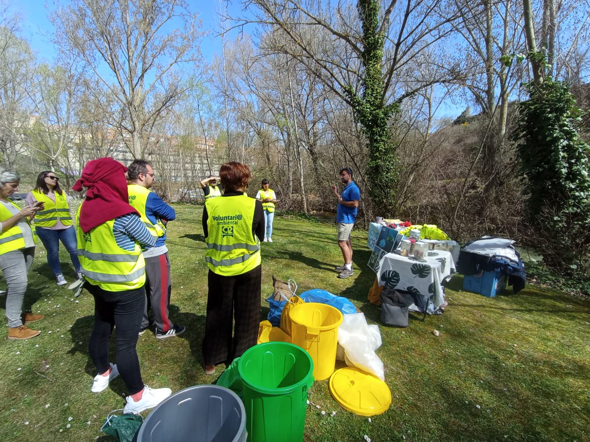 fundacionO2's tweet photo. #ArandadeDuero
#Burgos
Voluntariado ambiental en el río Arandilla, para ver la salud del río y limpieza de residuos con un grupo de mujeres de Santa Catalina con el Ayuntamiento de Aranda de Duero.
@mitecogob #csirios #MicroplasticosMacrobasura https://t.co/xMxygV6Z9m