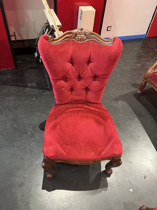 Wood and velvet sofa and armchairs for sale! Boudoir/donjon atmosphere. For sale in Haute Savoie. https://t
