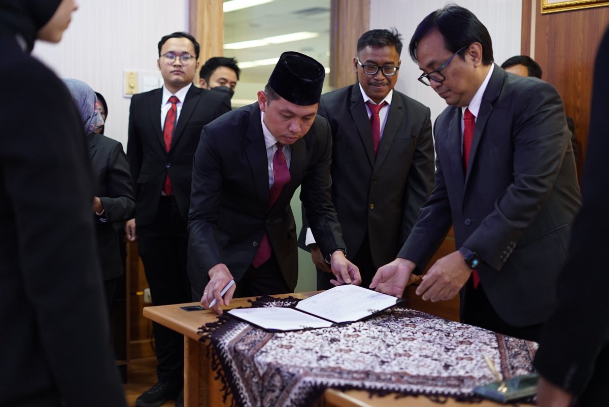 Pada kesempatan ini Sesditjen Perikanan Tangkap <a href="/Om_trian/">Om Yunanda</a> melantik dan mengambil sumpah sebanyak 135 orang PPPK yang diikuti oleh pegawai pusat dan UPT melalui daring dan luring.
#2024KKPBeyond #DJPTBersinergi #SailBeyondWithBlueEconomy