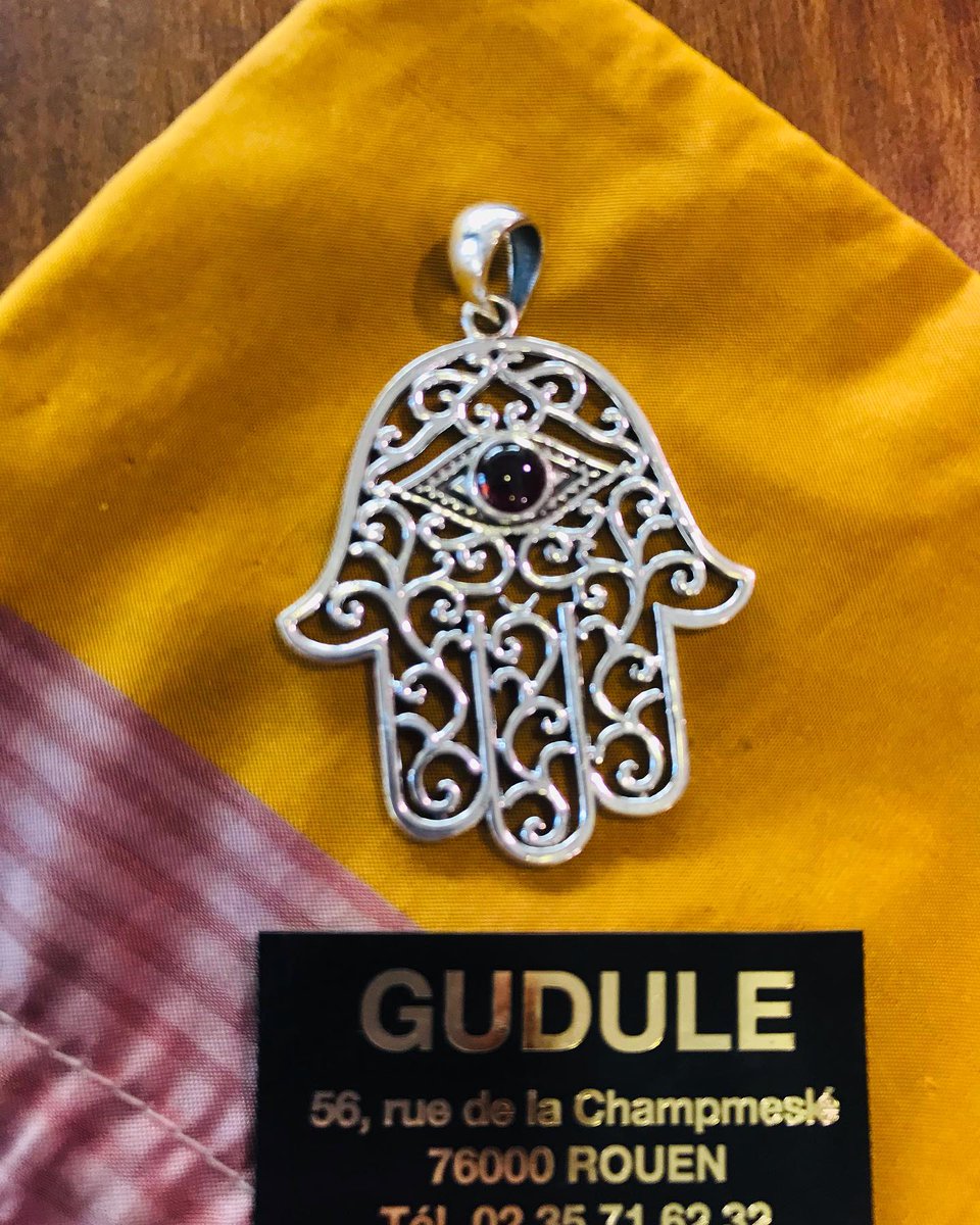 GuduleRouen's tweet photo. Ce jeudi 21 mars votre boutique #Gudule de #rouen est ouverte de 9h à 13h et de 14h à 19h.
😍#NouvelArrivage 😍#pendentif #maindefatma #pierrenaturelle #grenat montée sur #argentmassif sans nickel #bijouxaddict #Gudule_Rouen #bijouxrouen #gudulerouen https://t.co/grRc981rmg