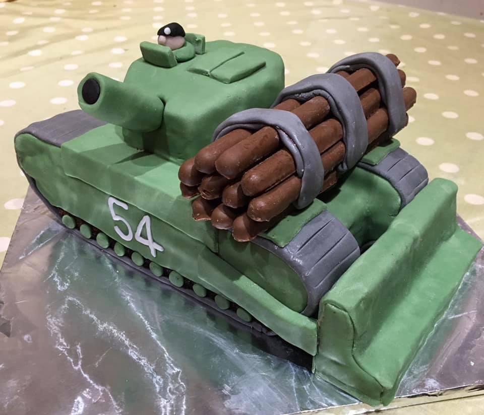 ArmouredSapper's tweet photo. Who doesn’t love a Churchill AVRE cake?🎂😁
#Churchill #AVRE #CakeDesign https://t.co/3RhFvKC7Da