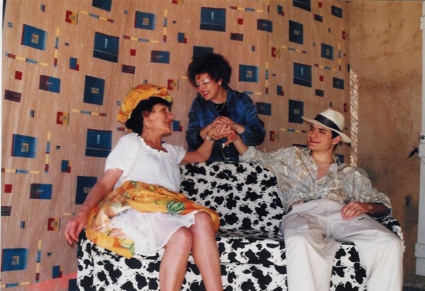 La vie d'artiste est parfois difficilement compatible avec la vie familiale... Colette Calabuig, Annie Montanella, Julien Bonfanti dans 'DIVADISSIME' de Pierre Raybaud (2001) #theatre #CotedAzurFrance #France #scene #humour #rire
