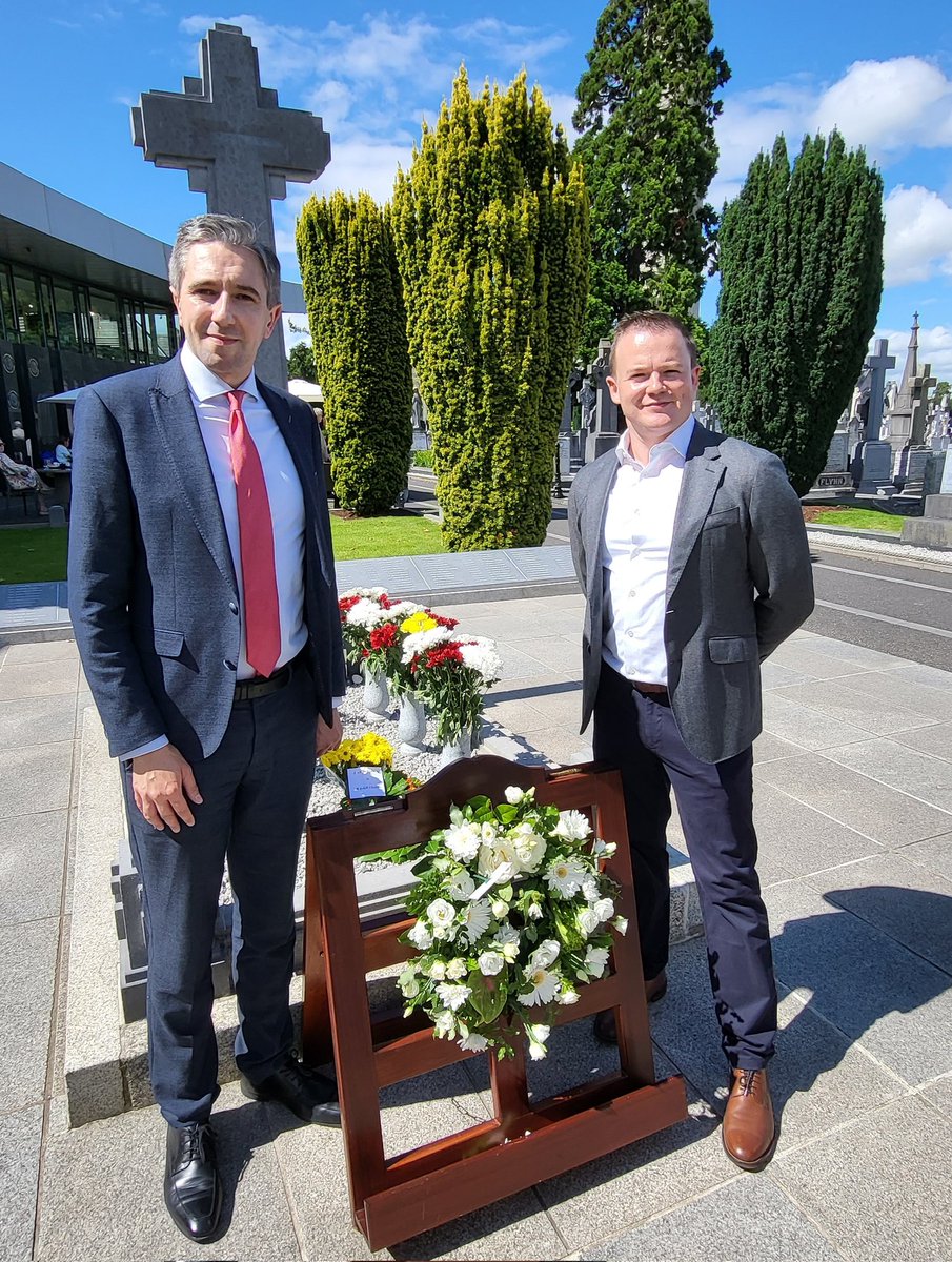 I will be supporting Minister Simon Harris TD to be next Uachtarán @FineGael and Taoiseach 🇮🇪 There are no endings in politics, only new beginnings. Simon has the passion, energy and vision to lead Ireland! 📷Grave of General Michael Collins TD