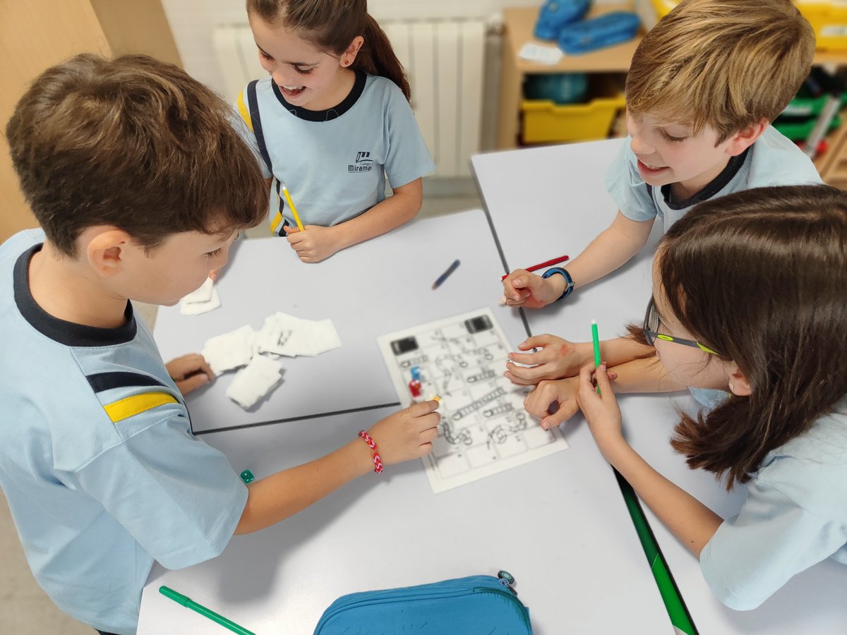 CCMiramadrid's tweet image. En 5º de Primaria, los alumnos repasaron el trimestre con juegos de mesa como &quot;Snakes and Ladders&quot; y &quot;Jenga&quot;, fomentando la cooperación y hablando en inglés. 🎲📚 #Colegiomiramadrid #Miramadrid #GoogleReference