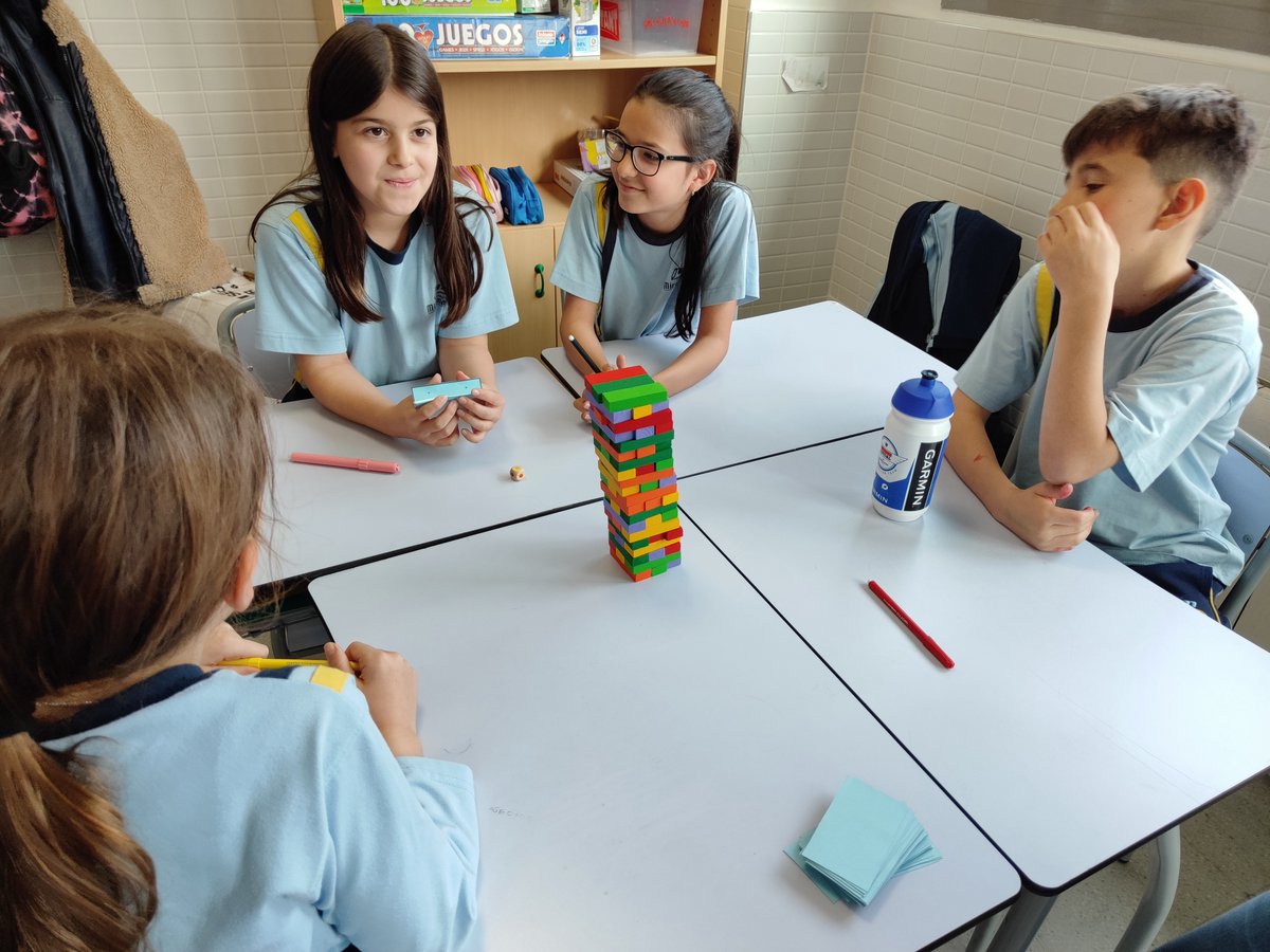 CCMiramadrid's tweet image. En 5º de Primaria, los alumnos repasaron el trimestre con juegos de mesa como &quot;Snakes and Ladders&quot; y &quot;Jenga&quot;, fomentando la cooperación y hablando en inglés. 🎲📚 #Colegiomiramadrid #Miramadrid #GoogleReference