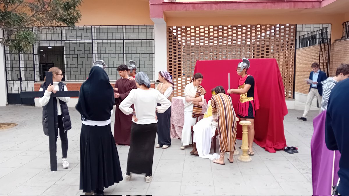 MaristasHuelva's tweet photo. Ultimando el vía crucis #FuertesDeCorazón #SomosIN #SomosDesdeDentro #CuaresmaMarista https://t.co/TdBcCMkH0t