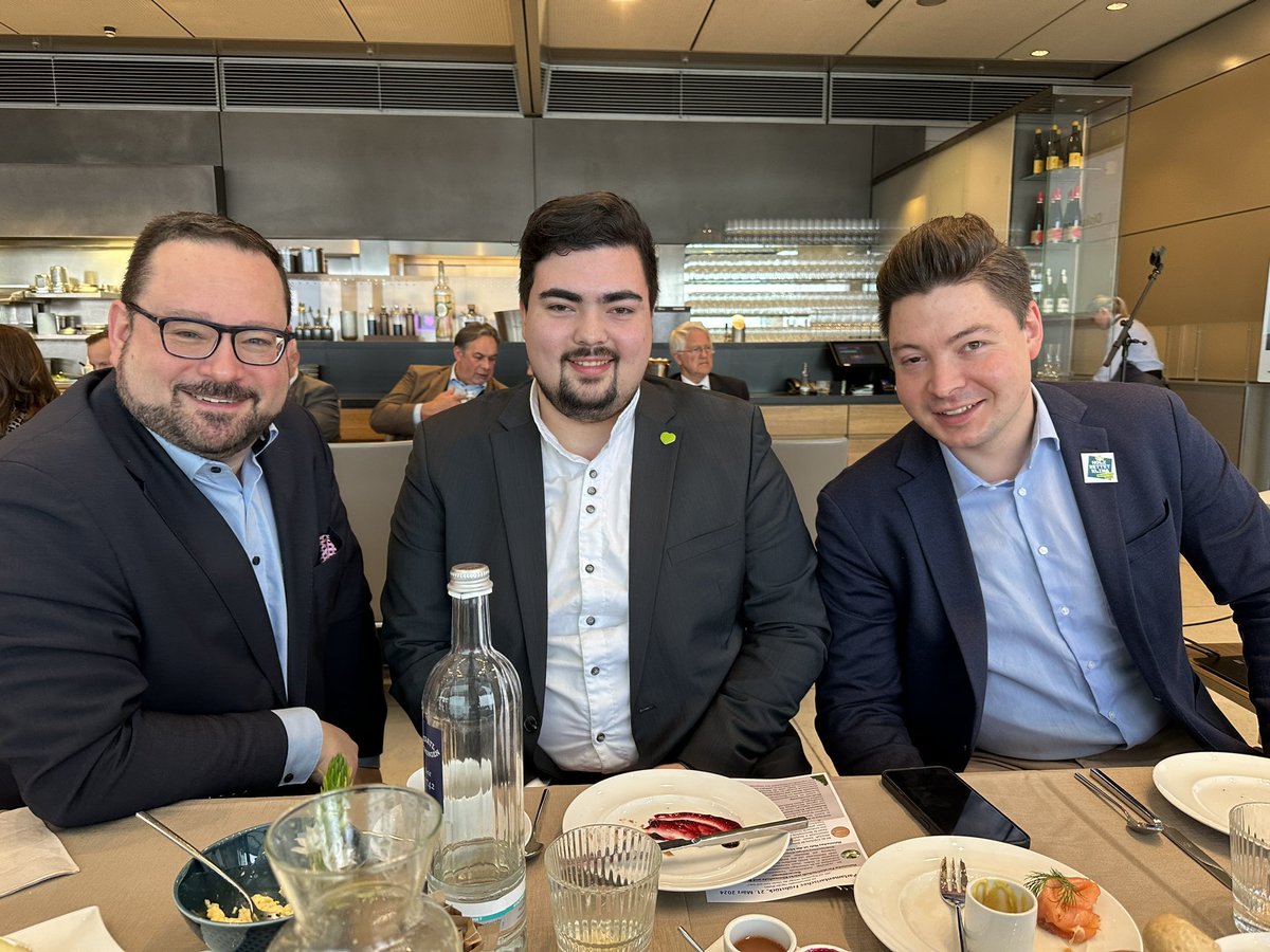 Berlin. Parlamentarisches Frühstück zum Tag des Waldes. #DeutscherForstwirtschaftsrat #DeutscherHolzwirtschaftsrat
Viel Diskussionsbedarf zu Klima- und Umweltfragen in der Wald- und Forstpolitik. <a href="/WagenerNiklas/">Niklas Wagener</a> <a href="/DeDFWR/">Deutscher Forstwirtschaftsrat (DFWR)</a>