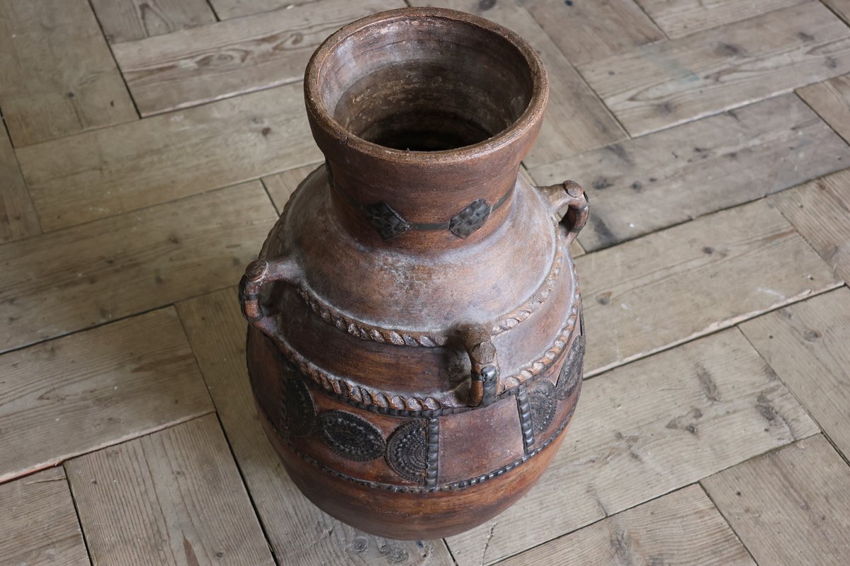 Stylish 1960s Earthenware Andalusian Pot with Hammered Metal Detailing

rb.gy/p9j989

#pot #antiquepot #antiqueceramics #decorativeantiques #homedecor