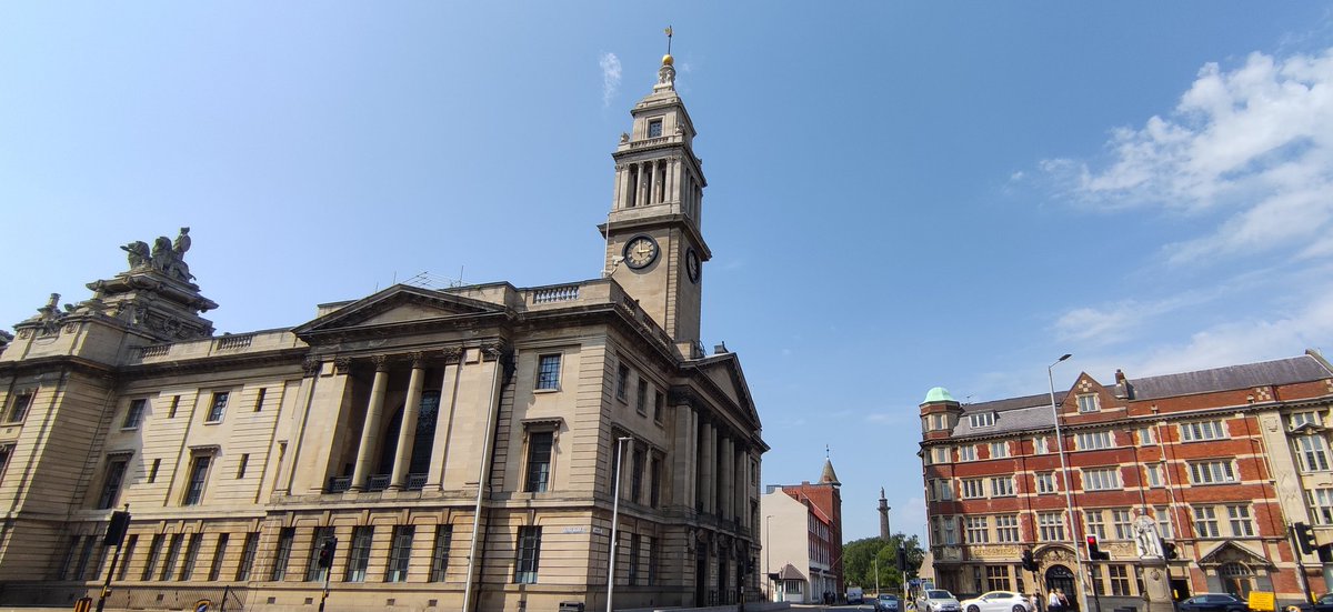 Looking for something to do on Easter Monday (1st April)? I'm putting on a Hull Old Town guided walk starting at 10-30am from Queen Victoria statue @£5 per person. No need to book, just turn up. If you fancy some lunch afterwards, @LiquidJadeHull will be open... 🌞 #MustBeHull