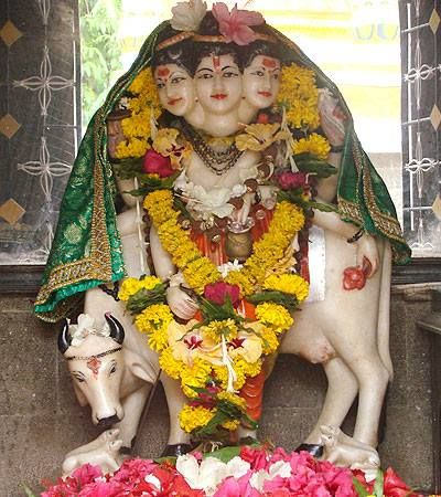 TempleConnect_'s tweet photo. સુંદર દર્શન શ્રી દત્ત ભગવાન ના ઔદુંબર દત્ત મંદિર સાંગલી મહારાષ્ટ્ર થી

🌻જય શ્રી ગુરુદત્ત🌻

#TempleConnect #Dattatreya #Guru #Datta #SriKshetraAudumbar #Audumbar #Sangli #Maharashtra #TemplesofIndia #Bharat
https://t.co/LrLCzvM7rx
Your Devotional Connect Online https://t.co/rzShuezRza