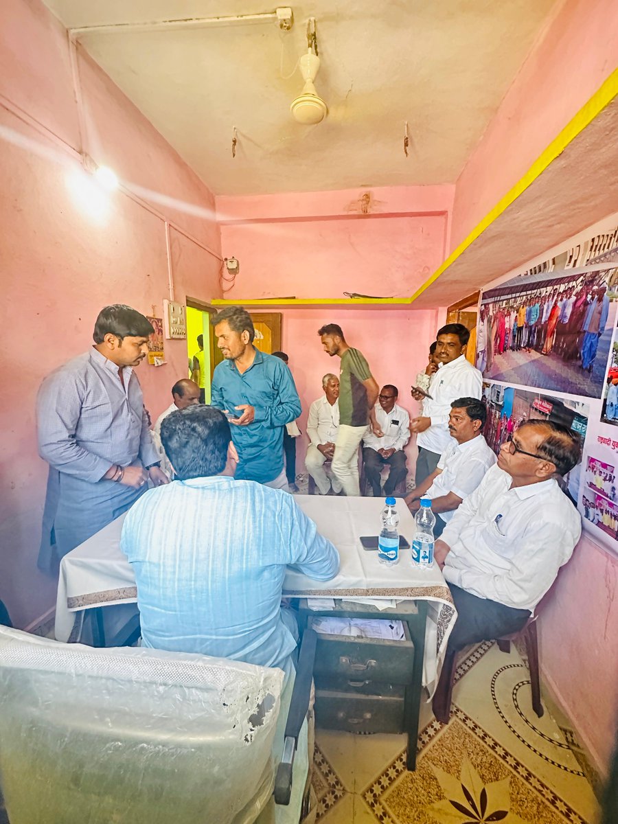 RajuNavghareNCP's tweet photo. आज #जनसंपर्क कार्यालयात भेटायला आलेल्या बंधू भगिनींशी संवाद साधला व त्यांच्या समस्या जाणून घेतल्या. या सर्वांच्या समस्यांचे निराकरण करण्याचा प्रामाणिकपणे प्रयत्न सुद्धा केला.
#Hingoli #chandrakant_navghare #NCP #चंद्रकांत_नवघरे #राजुभैया #Basmath #MLA #वसमत #rajubhaiyanavghare https://t.co/6zirKN3p72