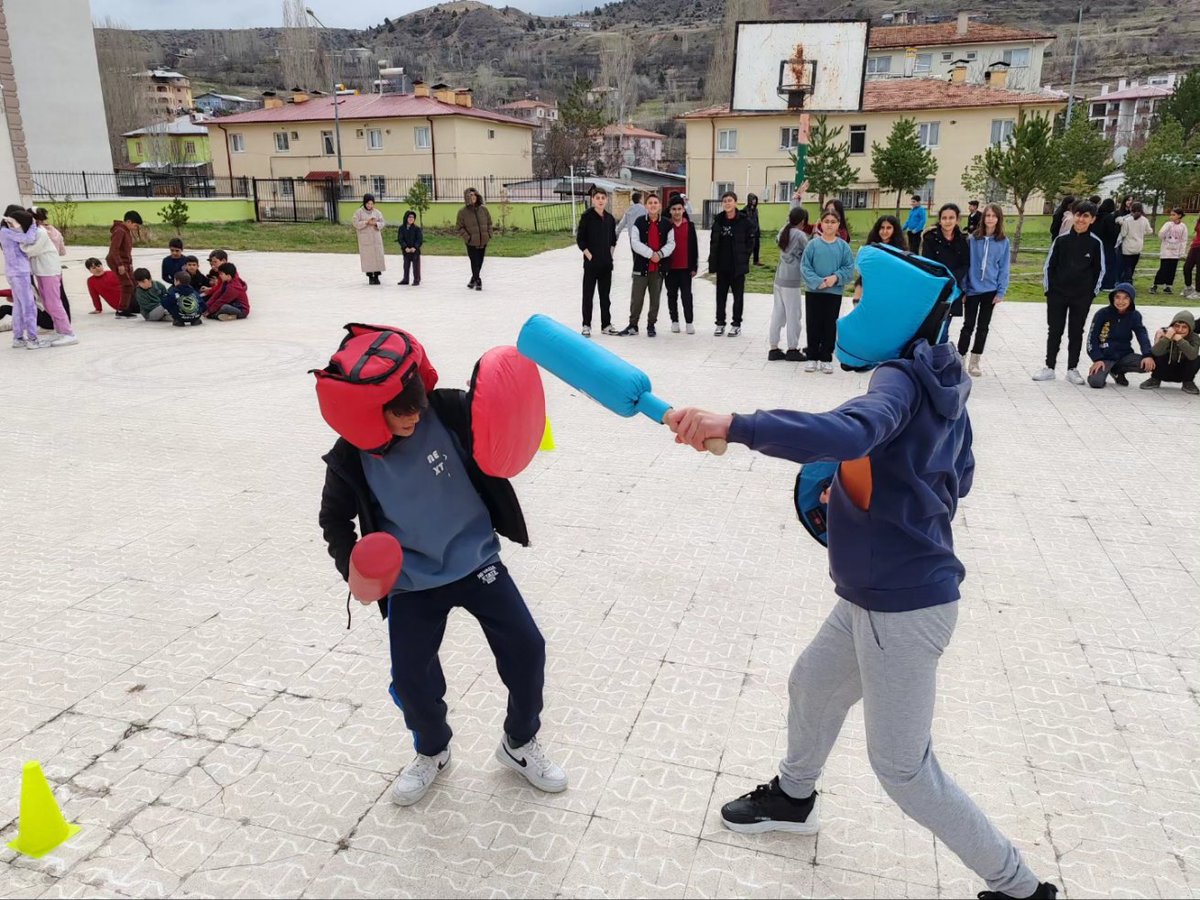 Baharın habercisi Nevruz Bayramı'nı gençlerimizle geleneksel oyunlarımızı oynayarak kutladık.
#GSBGM
#kemahgenclikmerkezi
#merkezimheryerde