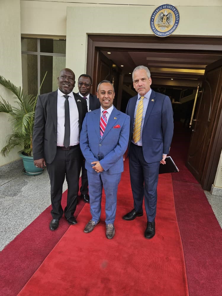 Yesterday, @AlyKhanRajani, Ambassador of 🇨🇦 to 🇸🇸, was honoured to formally present his credentials to H.E. President Salva Kiir Mayardit. Ambassador Rajani looks forward to continuing to build the numerous ties between our two countries and support the people of #SouthSudan.