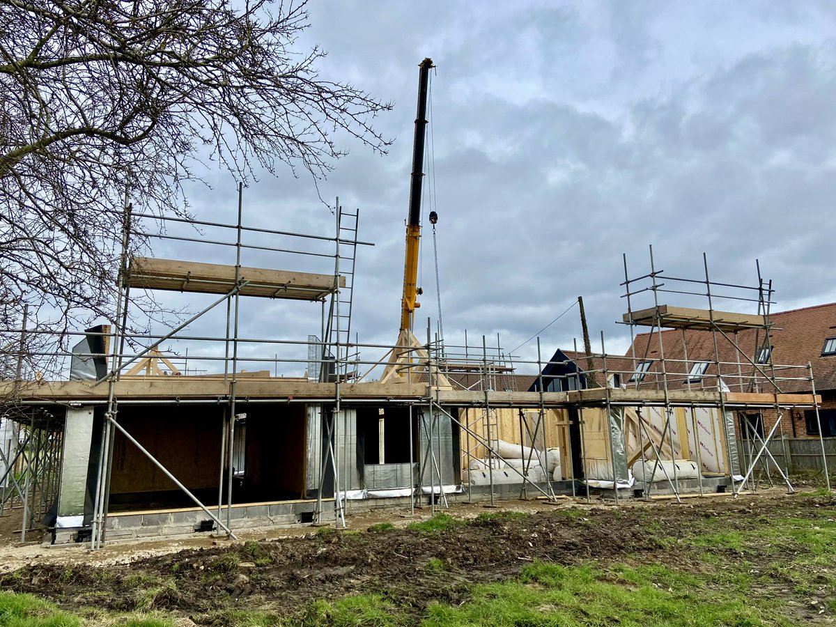 Day 4 of a lovely English Brothers insulated timber/oak frame hybrid system coming together nicely over the border in Suffolk. This frame benefits from factory-installed Gapotape, too, something uniquely offered by English Brothers for the walls. U-value: 0.12 ✅