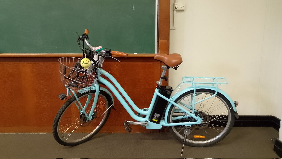 Love these old lecture theatres with wooden benches and a blackboard. I think my retro-style eBike is a perfect fit. ☺️ #AcademicChatter #UQlife #phdlife #phdchat