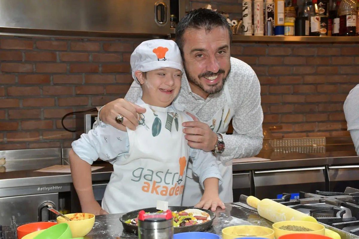 Sıcacık bakışlarınız ve muhteşem kalplerinizle dünyamıza kattığınız değerin farkındayız. 

21 Mart Dünya Down Sendromu Farkındalık Günü kutlu olsun ❤️