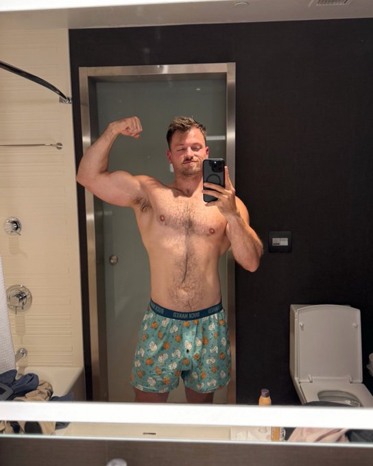 Retweet if they should come off 😈 https://t.co/s31P02tLyO