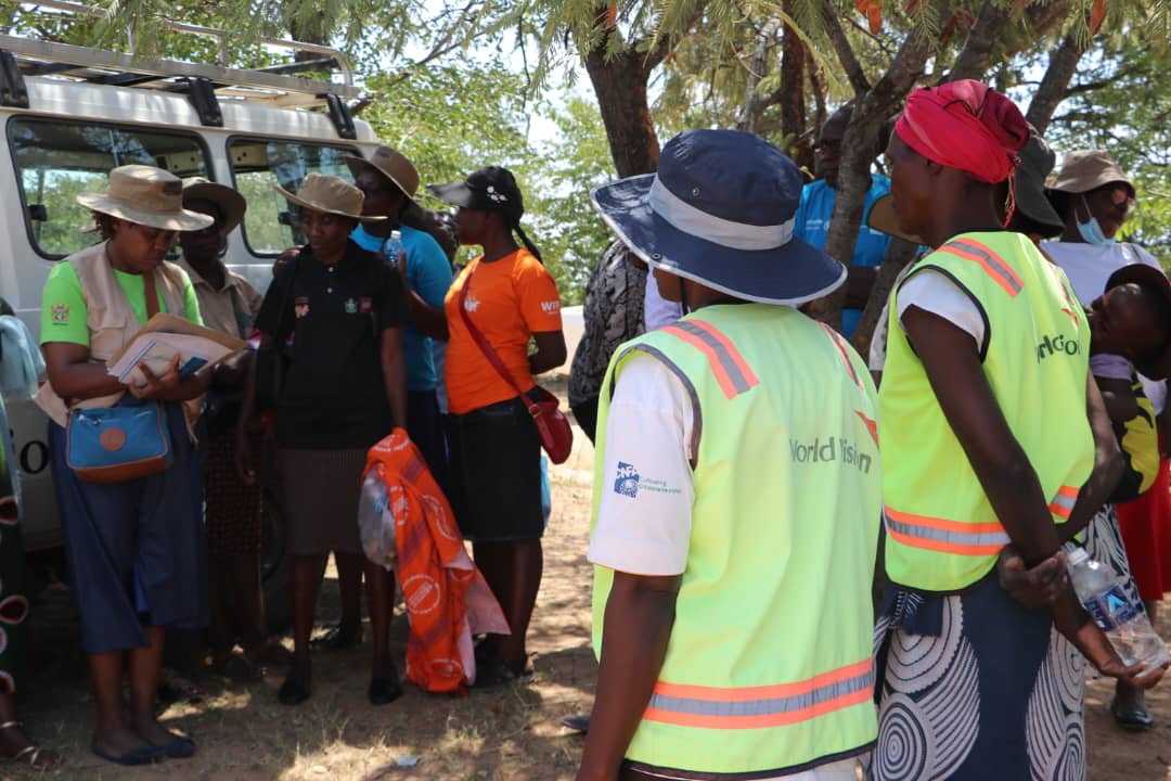 A group of @UNITEDNATIONS agencies; @WFPZIM , @WHO_Zimbabwe,@faoZIM, @UNICEFZIMBABWE and @MoLGPWZim,paid a visit to the Lean Season Assistance (LSA) Program being implemented by @WorldVision🇿🇼 and @WFP in Mangwe. The aim was to monitor the food distribution process.