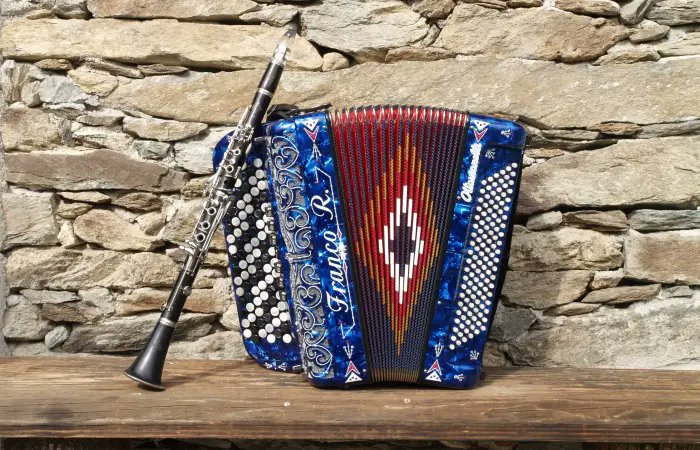 fEnricoEandi's tweet photo. 🎶Contraddanza, Rigoudin, Giga, Courenta sono solo alcune delle #danze della tradizione occitana che oggi risuonano in molte valli montane della provincia di Cuneo e non solo. Alla riscoperta della musica #occitana questa settimana su #RivistaSavej👉https://t.co/qzdJnYJ3FS https://t.co/bppxXoBTwR