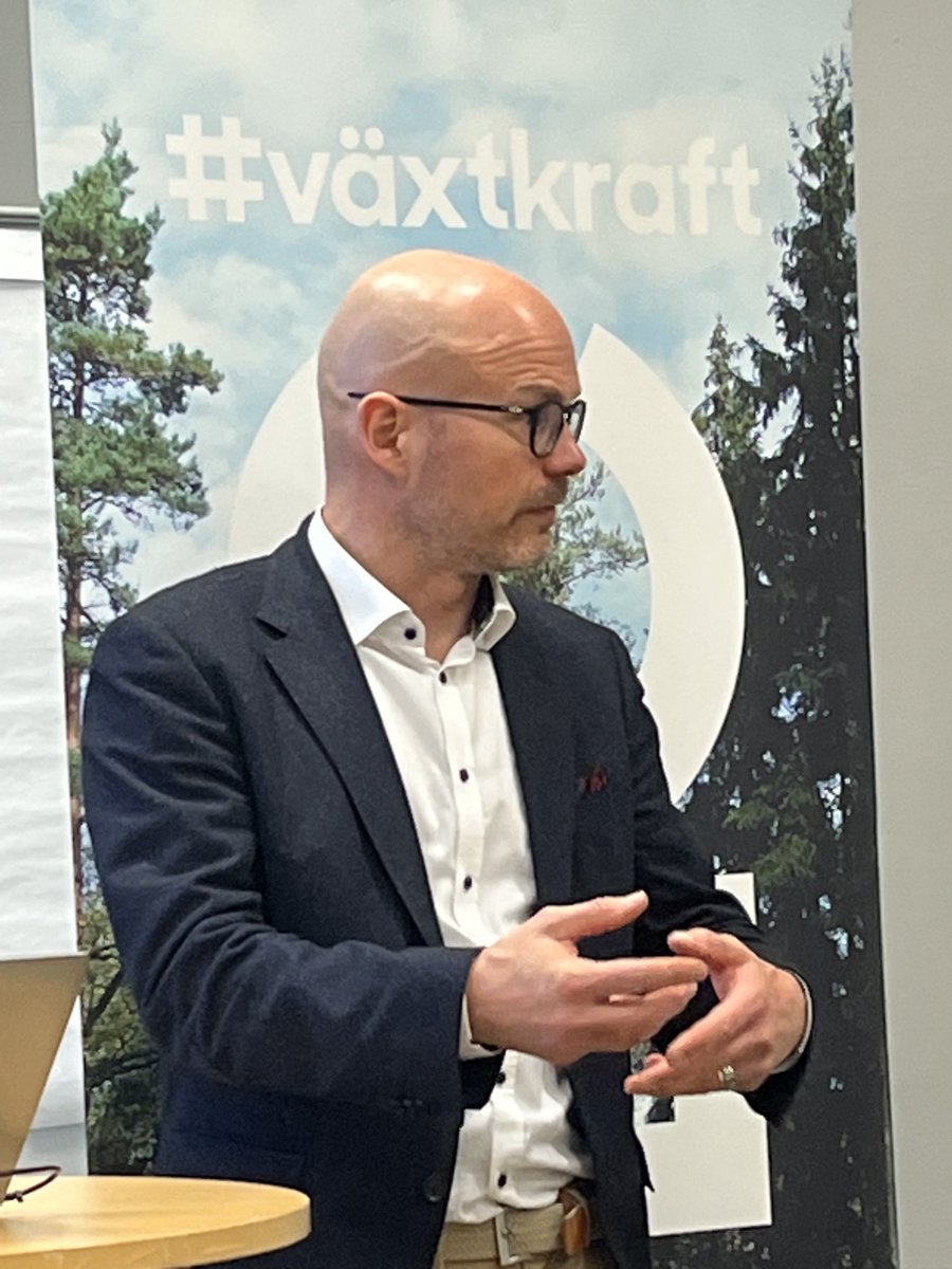 ⁦⁦<a href="/ErnoJarvinen/">Erno Järvinen</a>⁩ från ⁦<a href="/mmm_fi/">MMM</a>⁩ berättar om ministeriets struktur, om EU-frågor och den nationella skogsstrategin.
⁦<a href="/SLC_lantbruk/">SLC</a>⁩ ungdomsutbildning i skoglig intressebevakning