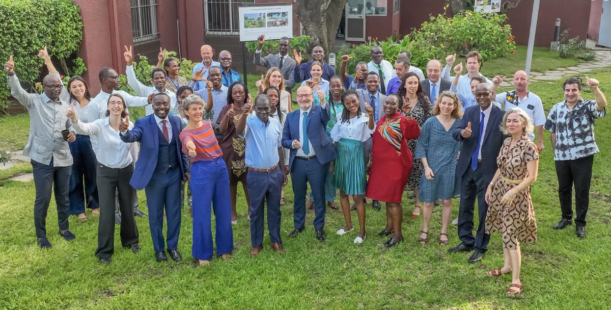 La formidable équipe du Groupe @AFD_France rassemblée autour de notre Directeur Général @RiouxRemy à l’occasion de sa visite au #Bénin