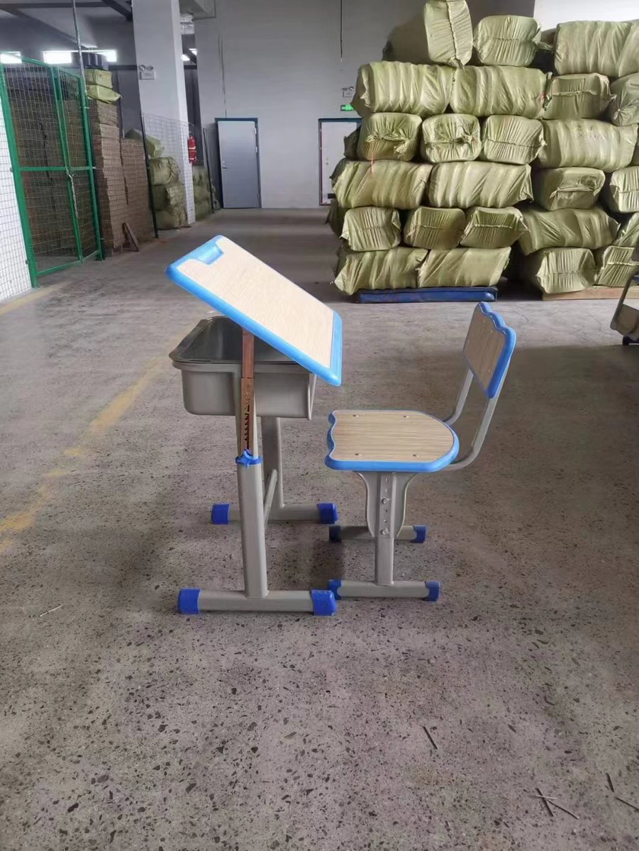 Comfortable table and chairs for kids😀