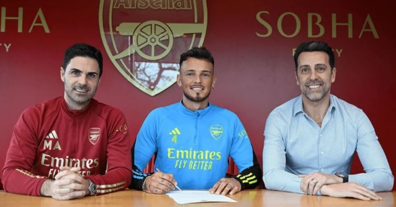 caughtoffside's tweet photo. 🚨 EXCLUSIVE 🚨

How Arsenal have responded to Ben White and his saga with England, plus #AFC links with a big-name Juventus player...👀

💥FREE subscription to @FabrizioRomano's Daily Briefing https://t.co/LdBYx4BTzS

Full story 👇👇