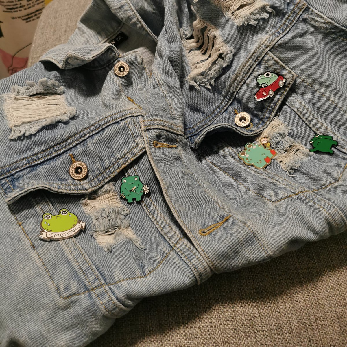 PanzerMarichen's tweet image. Thanks to my beautiful handsome and perfect boyfriend (i love him a lot) I am now owner of these cool frog things, and officially started the debut for my froggy jacket. @georgeealien
#Frog #frogs #manilovefrogs