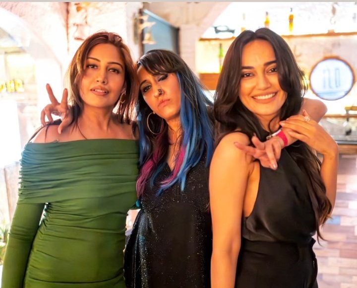 My favorite people in one frame 😍💗 || #SurbhiJyoti #SurbhiChandna