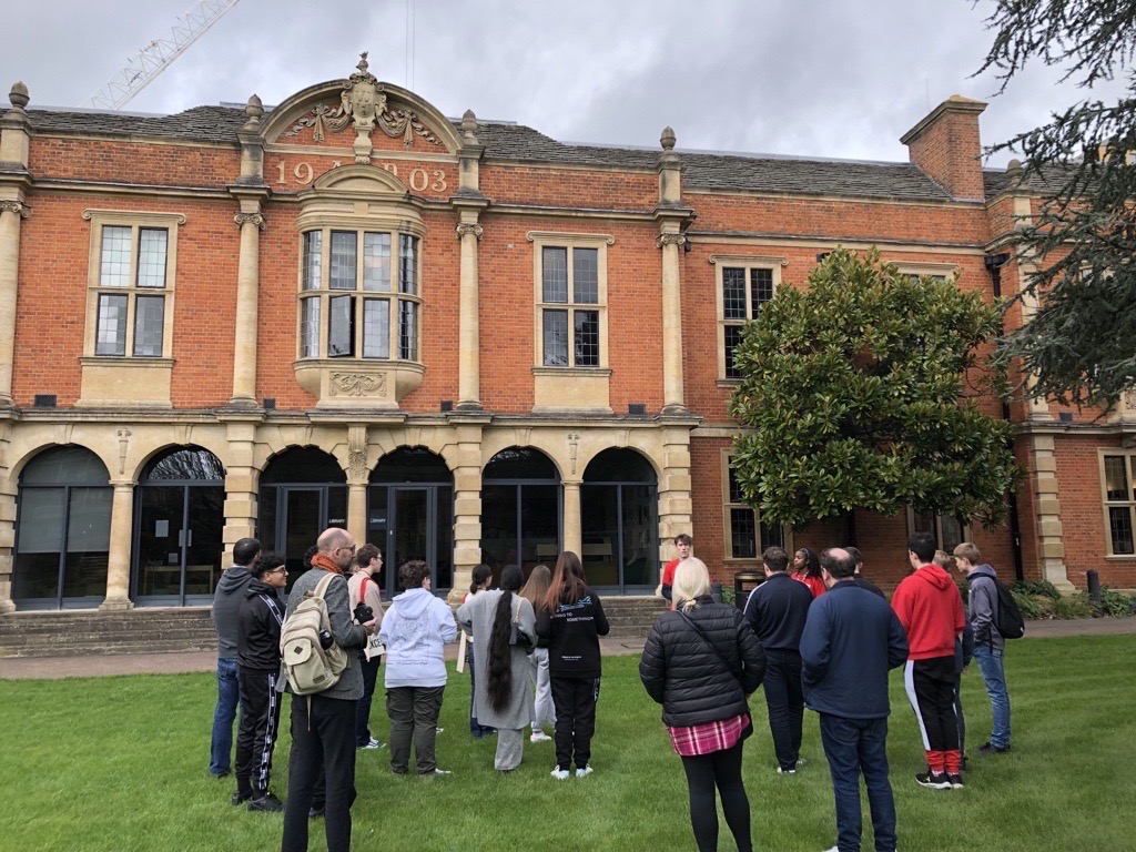 Thank you to <a href="/SomervilleOx/">Somerville College</a> for hosting our High Achieving Students residential and to the student ambassadors for showcasing their place of study🎓