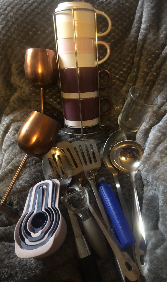 TubbyBats's tweet photo. #40DaysofLentChallenge -#Lent #Declutteringchallenge #40days days 37 I started on the kitchen. The utensils I have doubles of and the glasses haven’t been used in a year etc. Just three more days to go. Yippee!!! https://t.co/kjEgq5WqJL