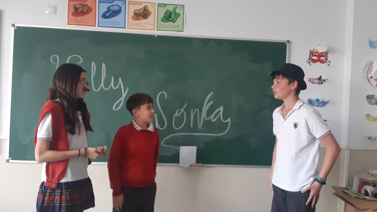 ElValle_III's tweet photo. Celebramos la Semana Cultural Inglesa.
Los alumnos representan sus escenas favoritas de los libros.
#EnglishCulturalWeek #1ESO #WillyWonka #2ESO #Matilda https://t.co/3agBJMHYdr