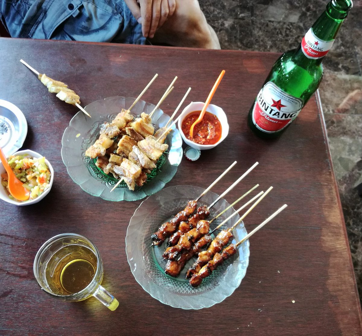 YUpu2UGvt4zXKHD's tweet image. 昼飯後、市場を見てたら

水「近くに温泉がありますけど入ってみます？」
ひ「温泉❗行く行く」

で、どんなとこかと思ったら「ちょっと待て」と云われ浴槽に湯を溜めだしてそこに浸かるという温泉だった…😅

お湯もぬるくて湯冷めしそうでトイレに駆け込むとここでもツタンカーメンの便器に再会…😅