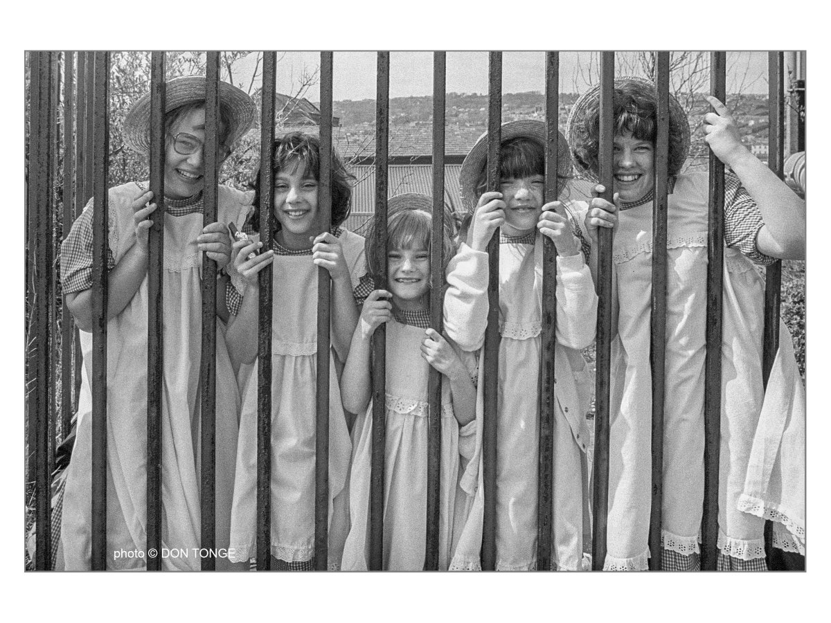 I don’t normally put posed images on my SM but I like the smiles on these youngsters, I noticed one girl is holding a KitKat! Probably taken in Bolton, or very close. #britishculturearchive #caferoyalbooks #fistfulofbooks #framesmag etsy.com/uk/shop/DonTon…