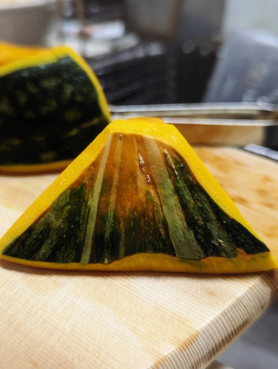 miraclept's tweet photo. 南瓜を煮ようと面取りしたら🎃
　なんだか富士山みたい…😆🗻
それで煮てみたら🎃
　もっと富士山らしくなった😂
めっちゃ美味しい富士山🎃💓
#かぼちゃ #煮物 #富士山 #美味しい #富士五湖 https://t.co/Z3atl9nWlM