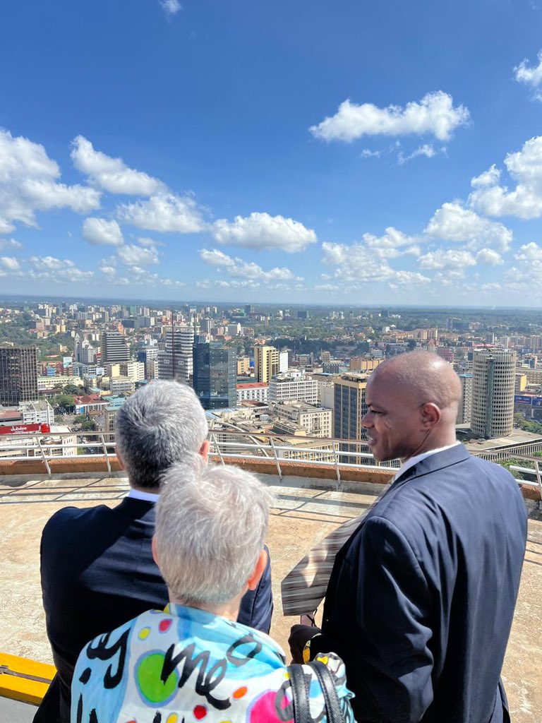 🇰🇪 🇨🇭Learning more about #Nairobi from above. Fascinating sights and sounds! Foreign Minister @IgnazioCassis, Head of @SwissMFA, admires the bustling cityscape of Nairobi from @KICC_kenya, a symbol of the city's growth and vibrant energy. #NairobiCBD