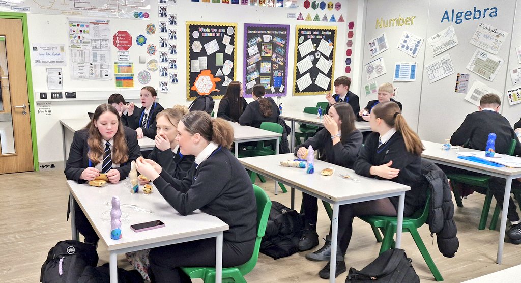 9HMM are very happy this morning with their reading reward breakfast. The exceptional reading of Ioan SB putting them on top of the leader board. Da iawn pawb! 👏