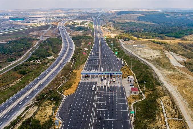 🗣️ Fatih Altaylı: "Çin dünyanın en uzun otoyolu Beijing-Urumçi’yi hizmete açtı. 2540 km uzunluğundaki yolun maliyeti 2,5 milyar dolar.

Bizim 463 km’lik Kuzey Marmara Otoyolu 8 milyar dolar, 426 km’lik İstanbul-İzmir Otoyolu maliyeti ise 11 milyar dolar.”
