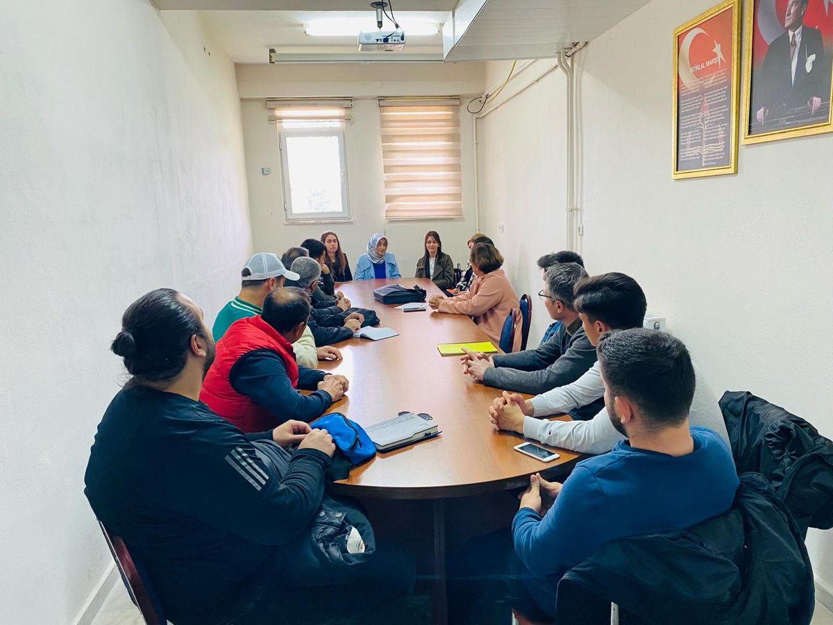 UlaMyo's tweet photo. Kilit Müşteri Yöneticisiu Tuba Manav, Kalite Müdürü Merve Ekin, Kalite Güvence Sorumlusu Merve Başyılmaz ve Kalite Kontrol Sorumlusu Bengisu Kabul öğrenciler ve akademisyenlerle bal ihracatında kalite kriterleri konuları hakkında karşılıklı değerlendirmelerde bulundu. https://t.co/7pd2hGdSQv